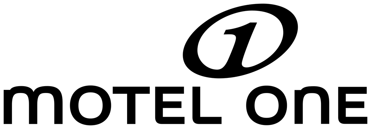 Le logo noir de Motel One sur fond blanc ; dans les hôtels, des pailles réutilisables en verre de HALM sont utilisées comme alternative durable au plastique.