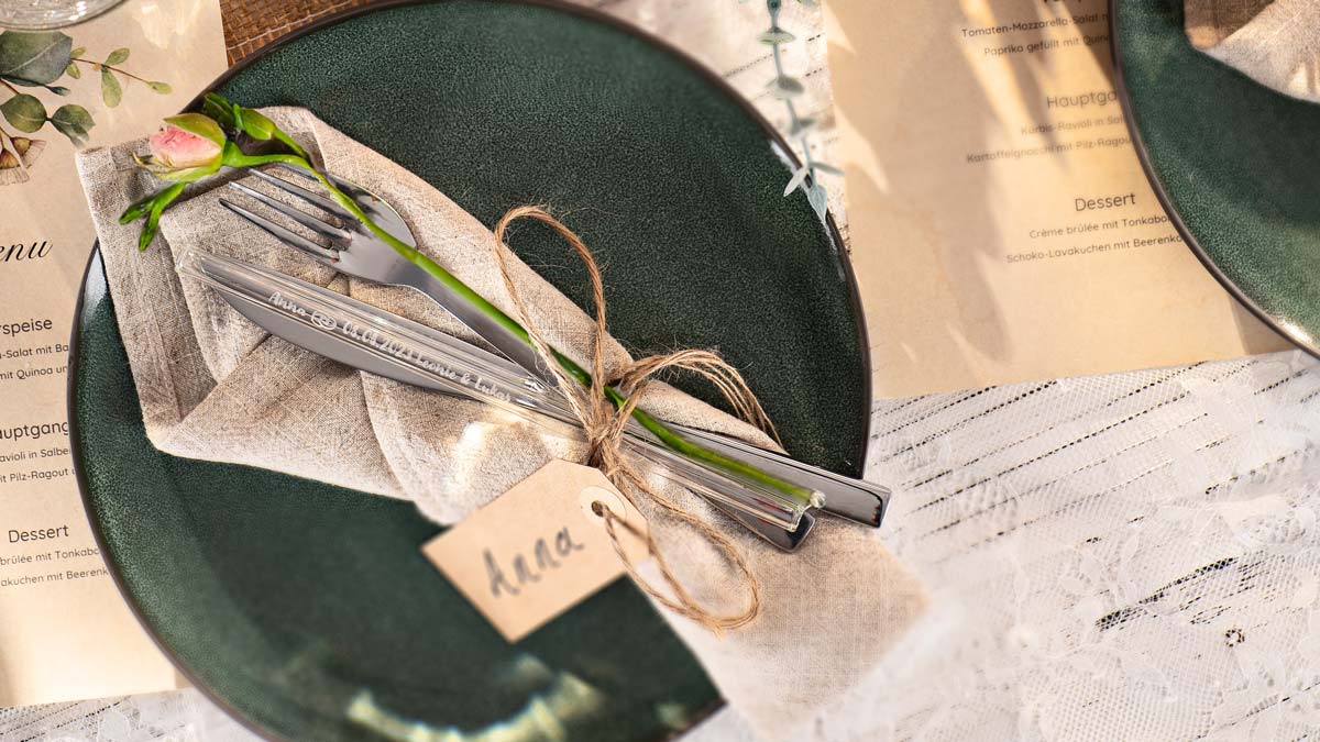 Pailles en verre réutilisables de HALM avec gravure personnalisée, comme cadeaux d’invités durables et déco de table pour le mariage.