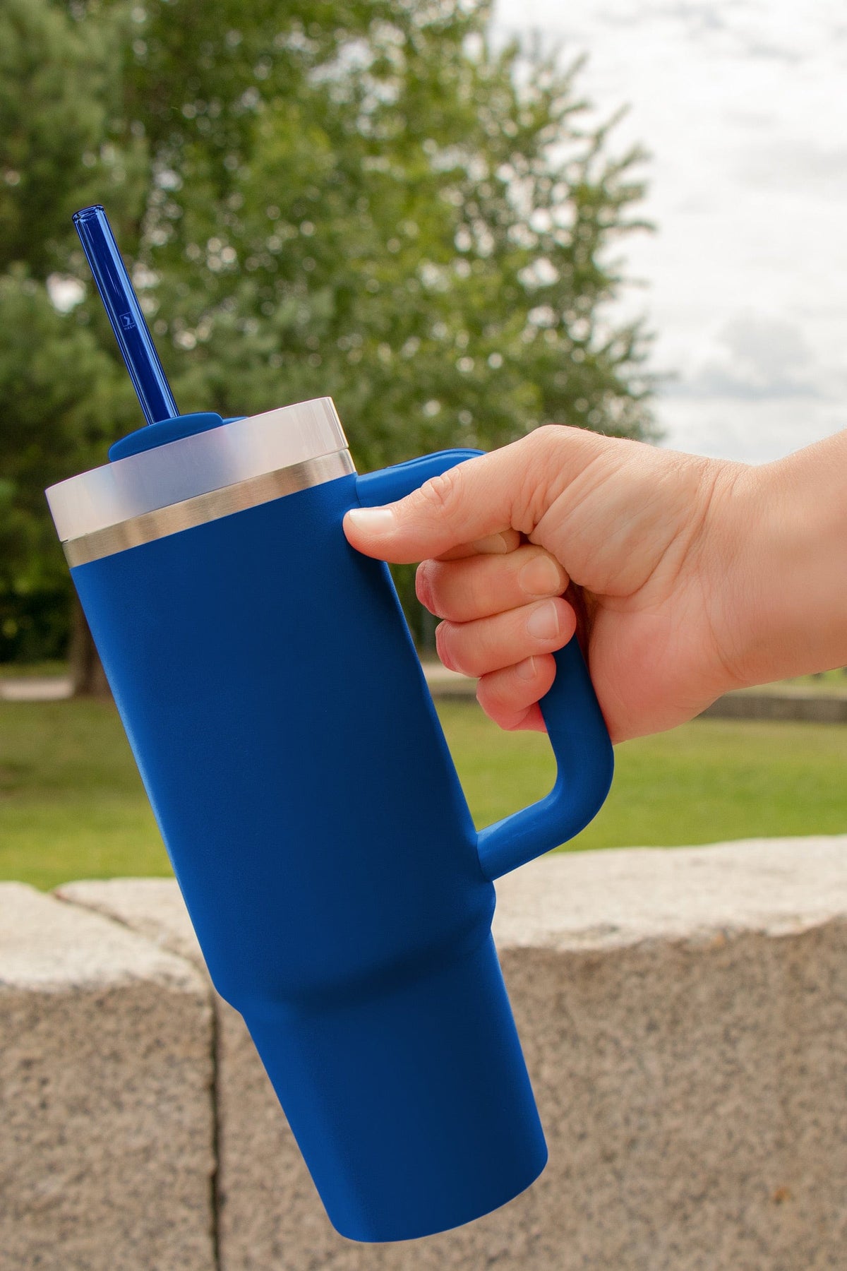 Wiederverwendbare HALM Glasstrohhalme in Blau in einem Stanley Cup becher