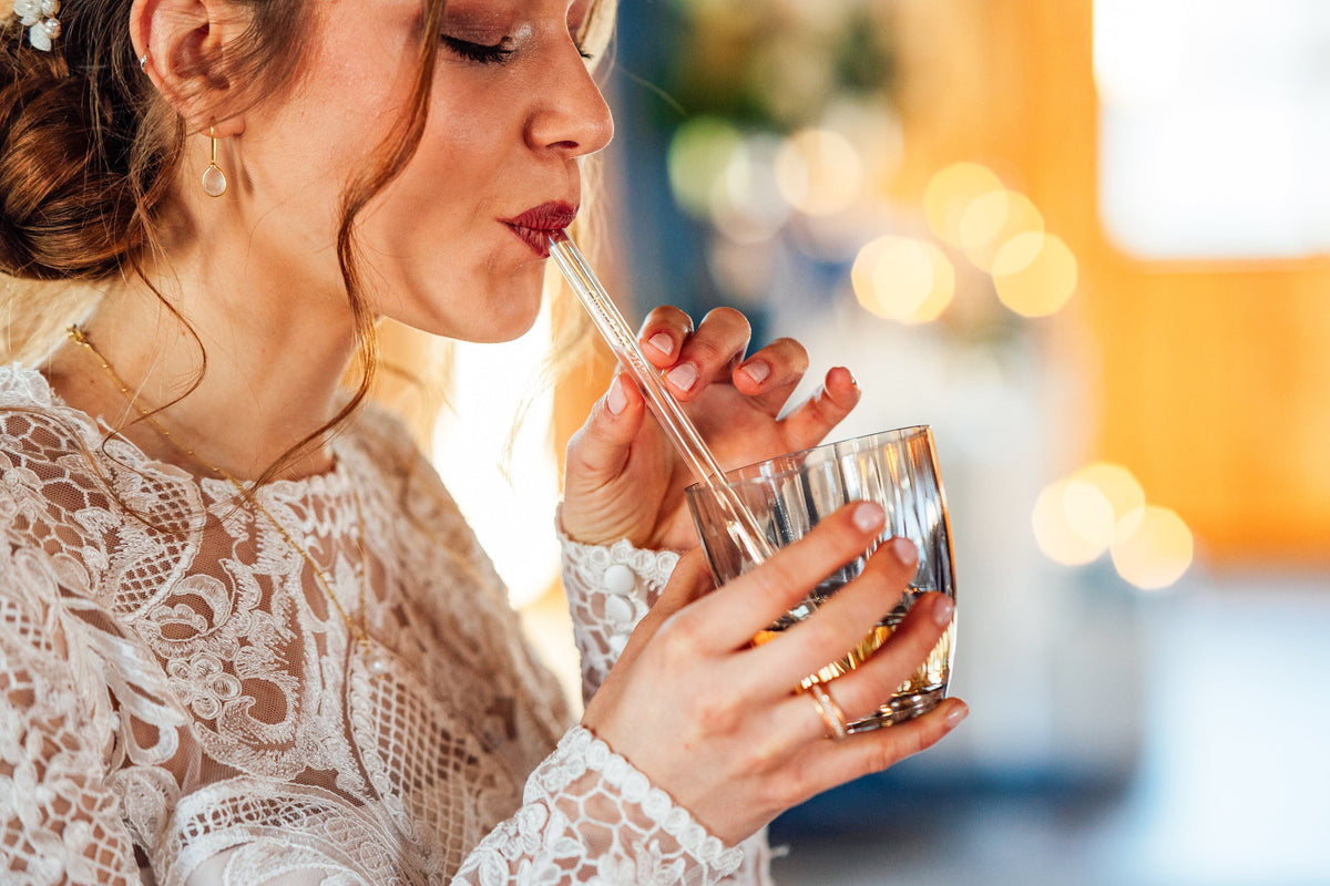 Wiederverwendbare HALM Glasstrohhalme mit individueller Gravur als nachhaltiges Gastgeschenk für die Hochzeit.