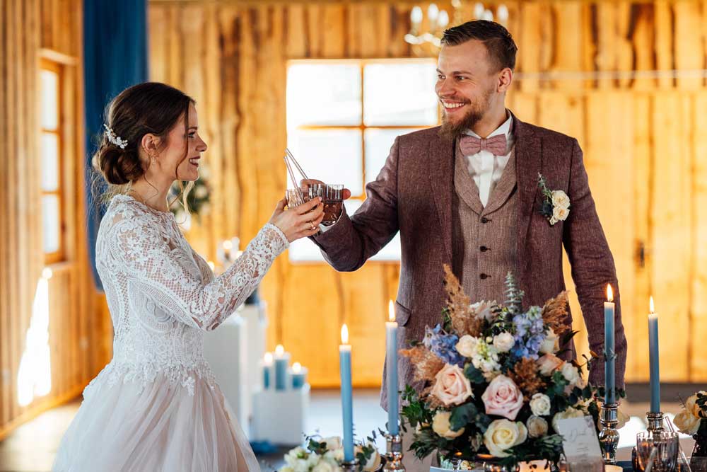 Pailles en verre HALM personnalisées comme cadeau d’invités durable et marque-place réutilisable pour le mariage, avec gravure individuelle.