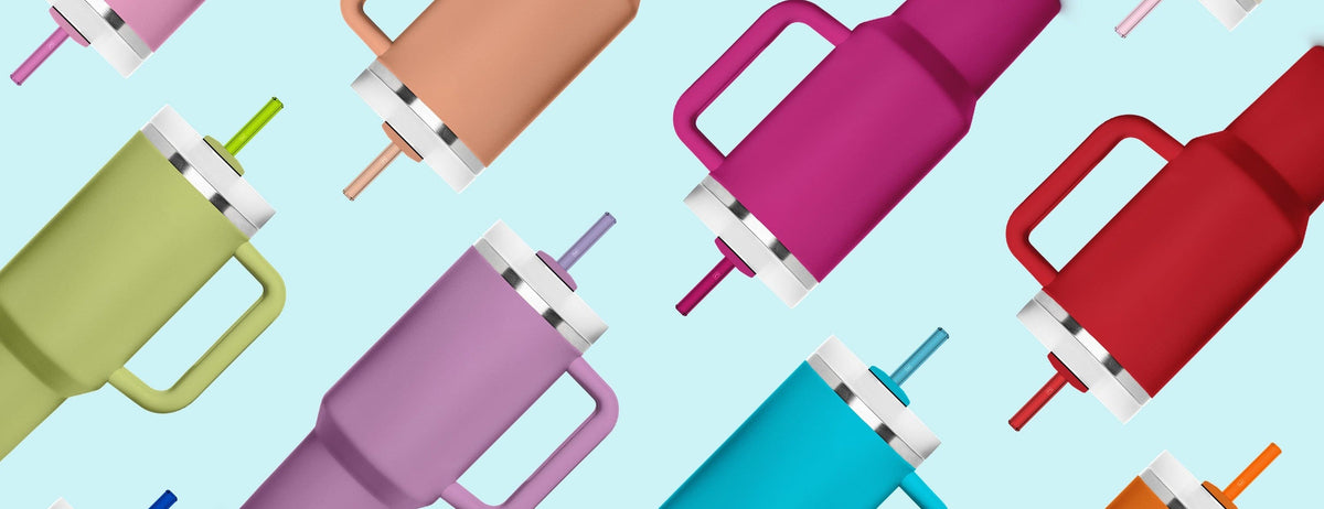 HALM Glasstrohhalme in der 30cm Ausführung für Stanley Becher als wiederverwendbare Trinkhalme auf einem Newsletter Banner