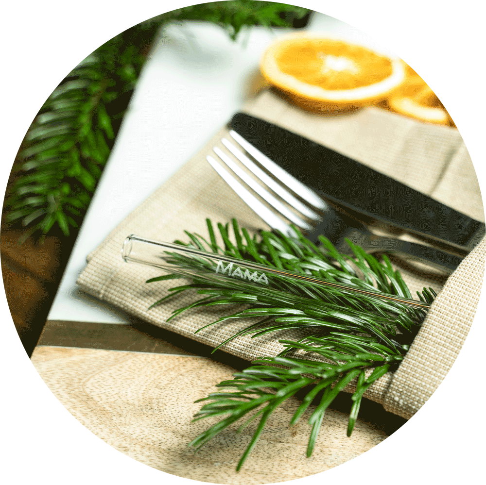 Pailles en verre HALM réutilisables avec gravure de prénom personnalisée, comme marque-places durables et cadeau d'invité pour mariages ou Noël.