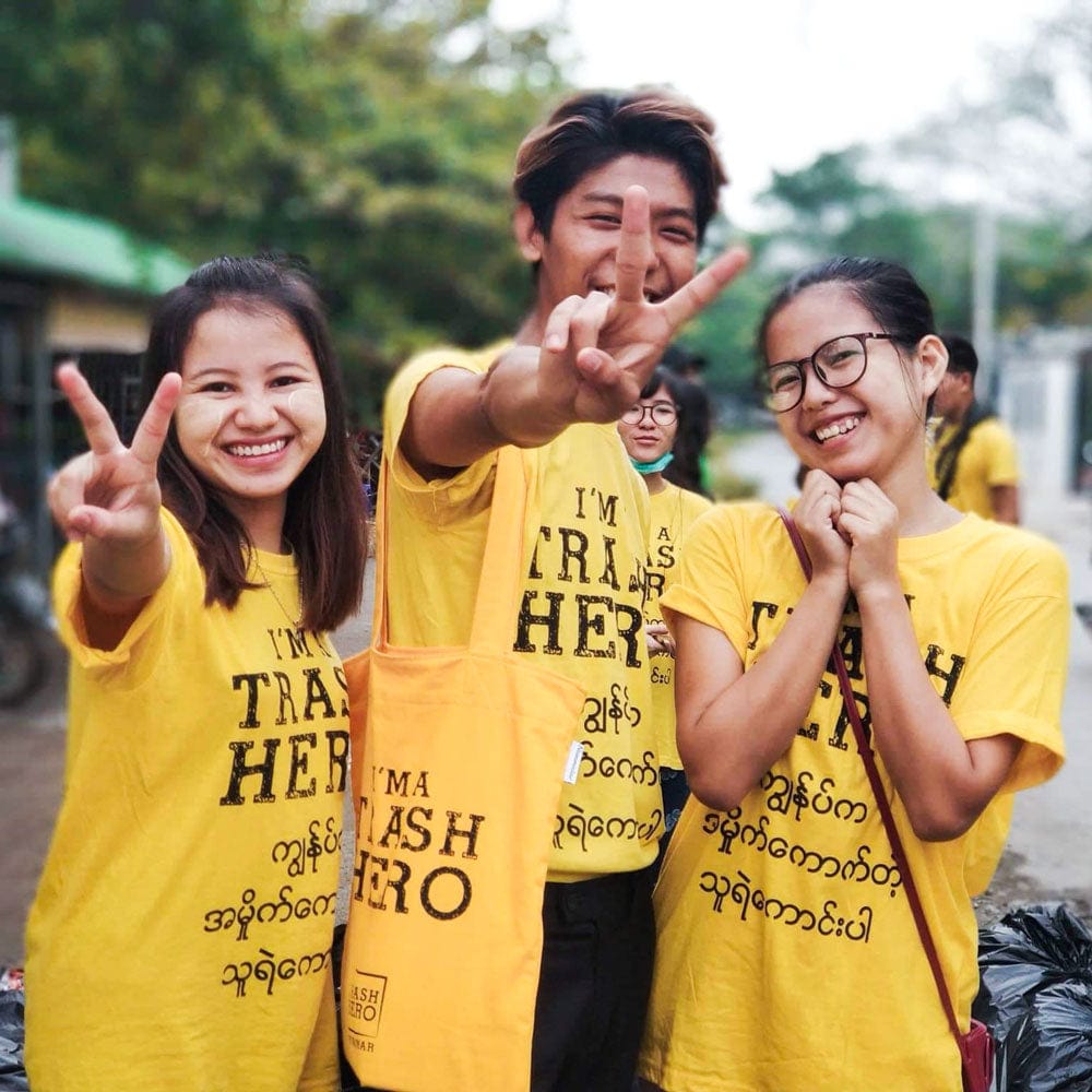 Freiwillige bei einer Trash Hero Cleanup-Aktion in Myanmar für weniger Plastikmüll, unterstützt durch HALM und deren wiederverwendbare Glasstrohhalme als Teil einer nachhaltigen Initiative.