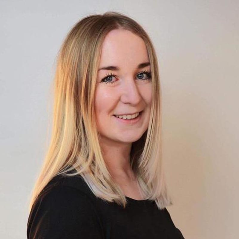 Lea Halm de l’équipe HALM sourit gentiment à la caméra et présente les pailles en verre réutilisables de haute qualité dans le cadre du support client.