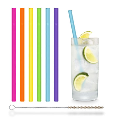 Wiederverwendbare bunte HALM Glasstrohhalme in einem Glas mit Skinny Bitch Cocktail und Limettenscheibe