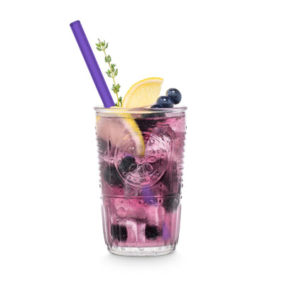 Wiederverwendbare HALM Glasstrohhalme in der Farbe Neonlila Blueberry Spritz in einem Glas serviert