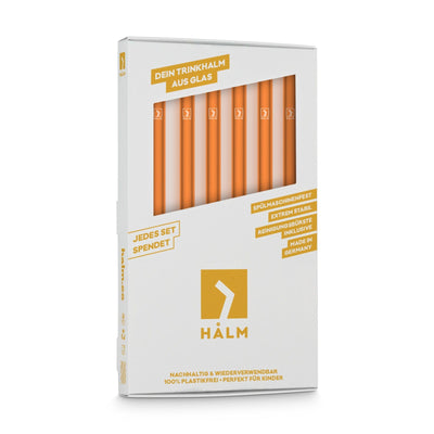 Packung mit sechs neonorangenen HALM Glasstrohhalmen, die als wiederverwendbare Alternative schräg präsentiert werden.