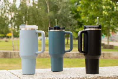 Drei blaue Glasstrohhalme von HALM liegen nebeneinander, diese sind wiederverwendbar und umweltfreundlich.