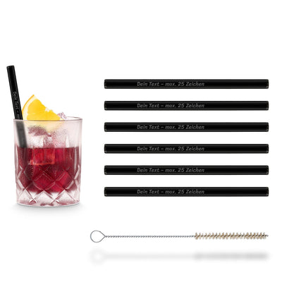 Wiederverwendbare HALM Glasstrohhalme in Schwarz (15 cm) im 6er-Set mit Reinigungsbürste neben einem Negroni-Cocktail.