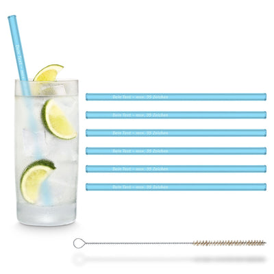 Sechs neonblaue, wiederverwendbare HALM Glasstrohhalme in einem Glas mit einem Skinny Bitch Cocktail und einer Reinigungsbürste auf hellem Hintergrund.
