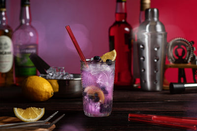 Wiederverwendbare HALM Glasstrohhalme in Rot (20 cm) in einem Blueberry Spritz Cocktail.