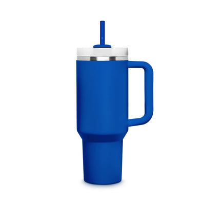 Blaue wiederverwendbare HALM Glasstrohhalme in einem Stanley Cup Getränk