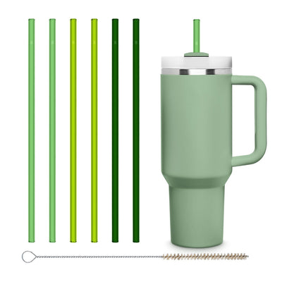 Wiederverwendbare HALM Glasstrohhalme im 6er Set in verschiedenen Grüntönen in einem Stanley Cup Trinkbecher