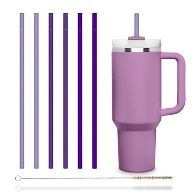 HALM wiederverwendbare Glasstrohhalme in Pastel Lilac in einem Stanley Cup Trinkbecher