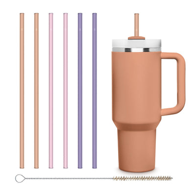 Wiederverwendbare HALM Glasstrohhalme in verschiedenen Farben wie Pink, Rose Gold und Peach Fuzz in einem Stanley Cup Getränk.