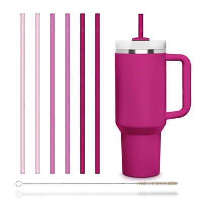 Wiederverwendbare HALM Glasstrohhalme in drei verschiedenen Pink-Tönen für den Stanley Cup Quencher in einem Glas mit Getränk