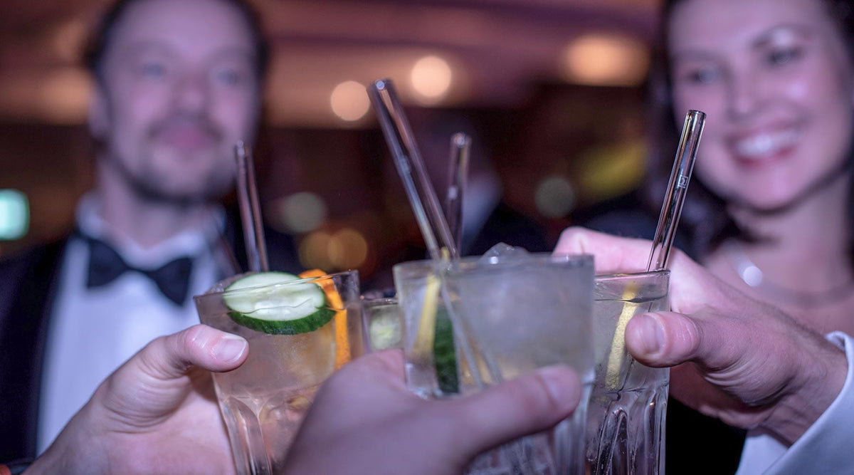 HALM, les fondateurs Sebastian Müller et Hannah Cheney avec leurs pailles en verre durables et réutilisables à Berlin.