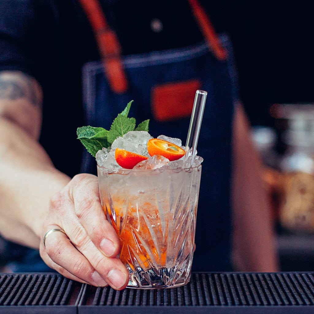 Wiederverwendbare HALM Glasstrohhalme in der 15 cm Variante für kurze Gläser und Cocktails.