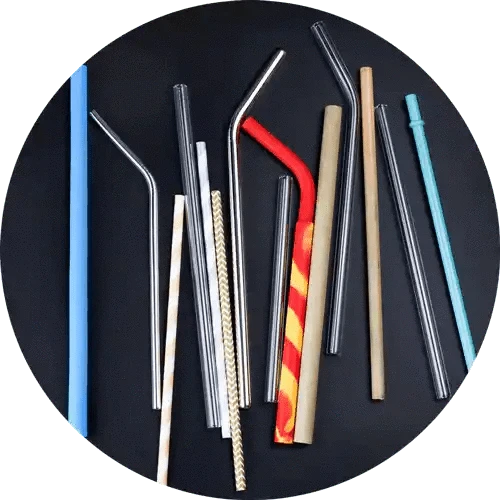 HALM Glasstrohhalme im Vergleich zu Plastikstrohhalmen als nachhaltige und wiederverwendbare Alternative.
