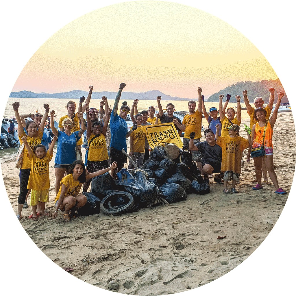 Trash Hero opération de nettoyage sur la plage en Thaïlande avec le soutien de HALM pour des pailles en verre réutilisables.