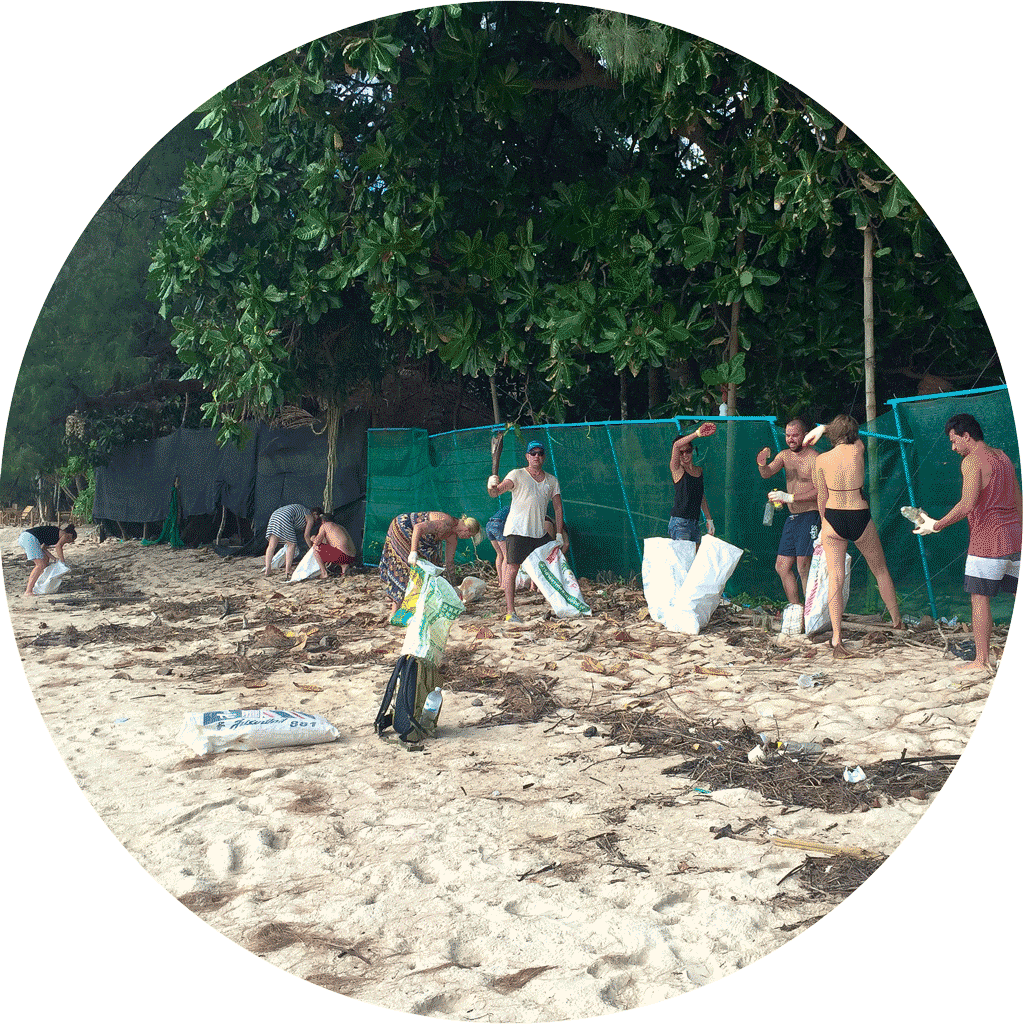 Les fondateurs de HALM lors d’un nettoyage de plage avec des pailles en verre comme alternative réutilisable aux déchets plastiques sur la plage.