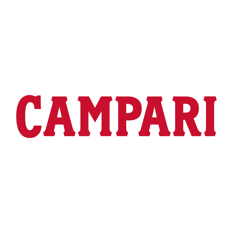 Le logo Campari sur fond blanc montre la marque, souvent utilisée avec des pailles en verre de HALM pour des boissons réutilisables.