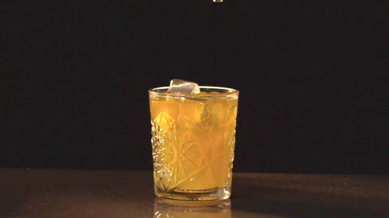 Wiederverwendbare HALM Glasstrohhalme in einem Glas mit einem Getränk und einer Reinigungsbürste auf einem Tisch.