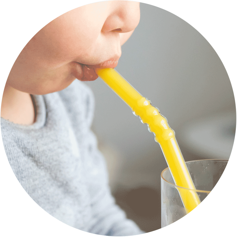 Wiederverwendbare HALM Glasstrohhalme für Kinder mit Biegung in einem Glas Orangensaft