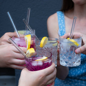 Liebe auf den ersten Gin Tonic pink cocktail glas strohhalme party trinken